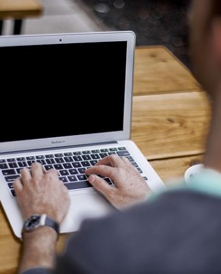 Komputer stacjonarny w domu