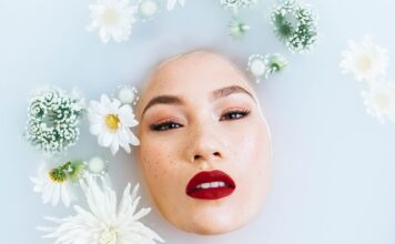 Jak przygotować kąpiel z płatkami róż?