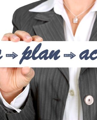 Co założyć pod bluzkę z koronki?