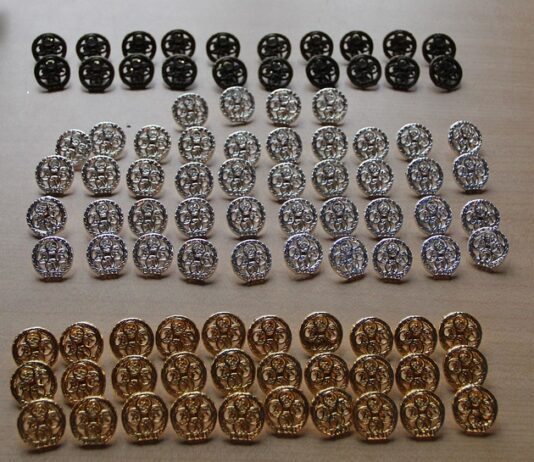 Z której strony przypinka?