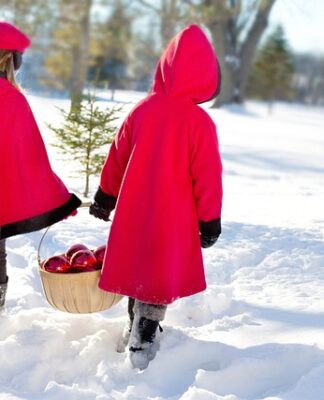 Czy niskie osoby mogą nosić długie płaszcze? Czy niskie osoby mogą nosić długie płaszcze?