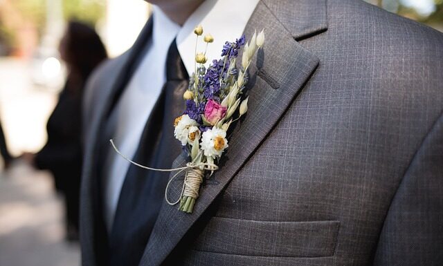 Czym się różni butonierka od poszetki? Czym się różni butonierka od poszetki?