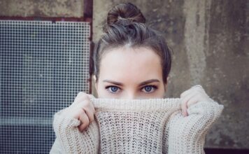 Co pod sweter w serek damski?