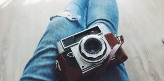 Czy jeansy pasują do czarnej koszulki?