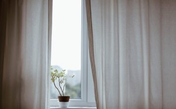 Jak upiąć zasłony na agrafki?