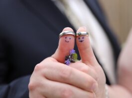 Co zrobić z torebka na weselu?