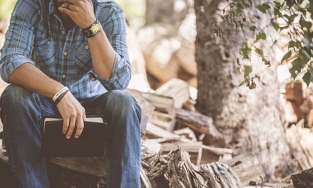 Jak siadać z płaszczem?