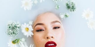 Co daje kąpiel w płatkach róż?