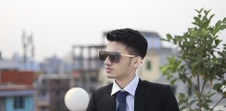 Jaki płaszcz pasuje do granatowego garnituru?