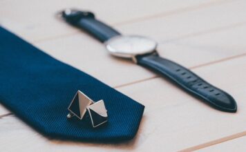 Jak założyć spinki do koszuli?