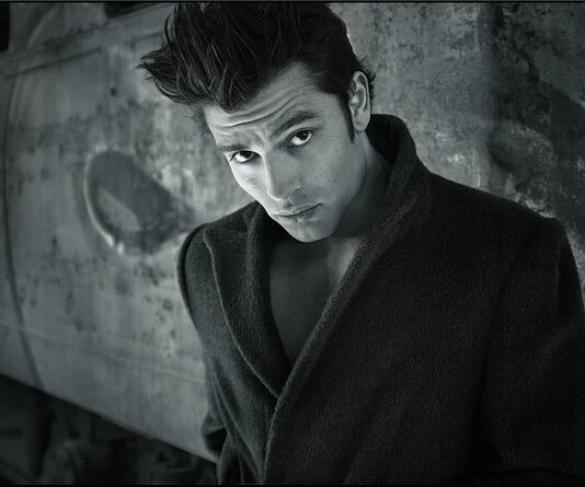 Jak zapiąć płaszcz 3 guziki?