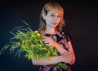 Jak pozbyć się żółtych plam na białych butach?