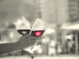 Czy można iść z koleżanką na studniówkę?