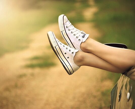 Jakie buty pasują do sukienki midi?