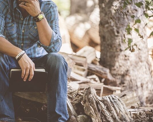 Jak siadać w płaszczu?