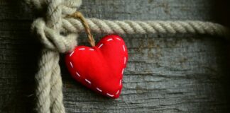 Jak zawiązać krawat węzeł prosty?