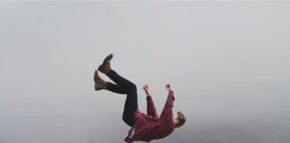 Co założyć pod biała prześwitującą koszulę męska?