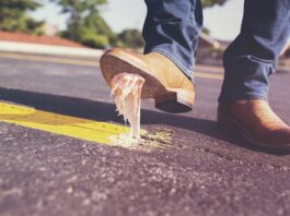 Jak usunąć brud z gumy?