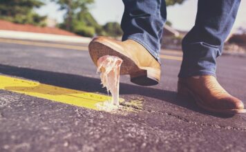 Jak usunąć brud z gumy?