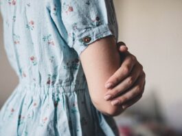 Jaka sukienką pasuje do brązowych butów?