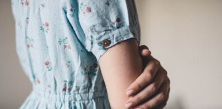 Jaka sukienką pasuje do brązowych butów?