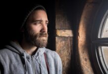 Jaka czapka pasuje do czarnego płaszcza?