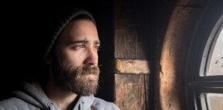 Jaka czapka pasuje do czarnego płaszcza?