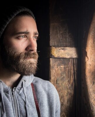 Jaka czapka pasuje do czarnego płaszcza?