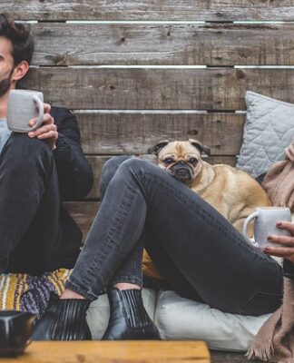 Jakie spodnie do szarego płaszcza męskiego?