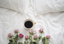 Pościel biała jako symbol rytuału czystości – estetyka spokoju w codzienności pościel biała