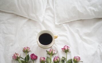 Pościel biała jako symbol rytuału czystości – estetyka spokoju w codzienności pościel biała