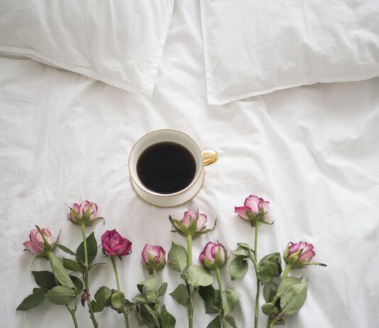 Pościel biała jako symbol rytuału czystości – estetyka spokoju w codzienności pościel biała